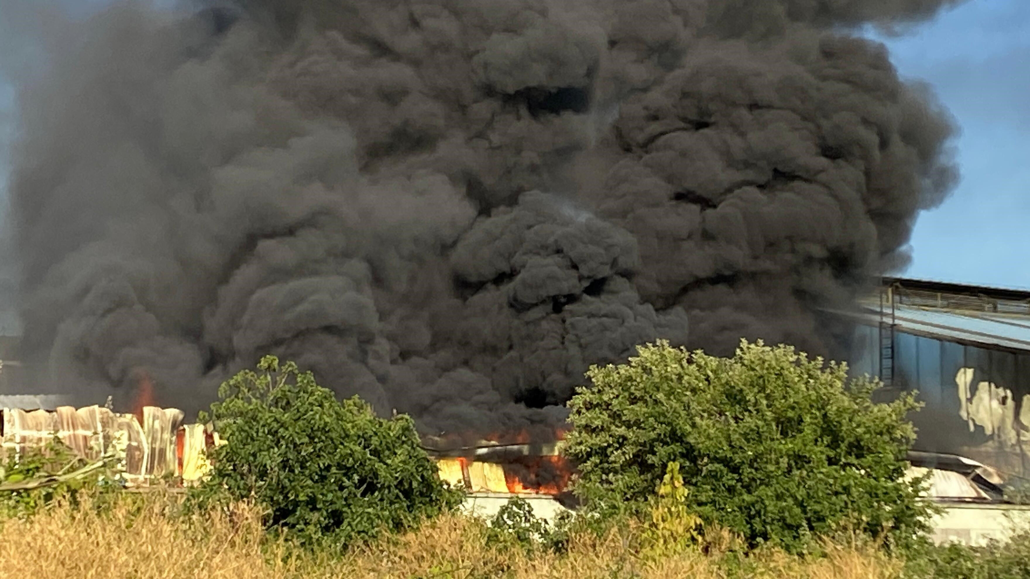 Geri dönüşüm fabrikasında yangın! 1 saatte küle döndü - 1. Resim
