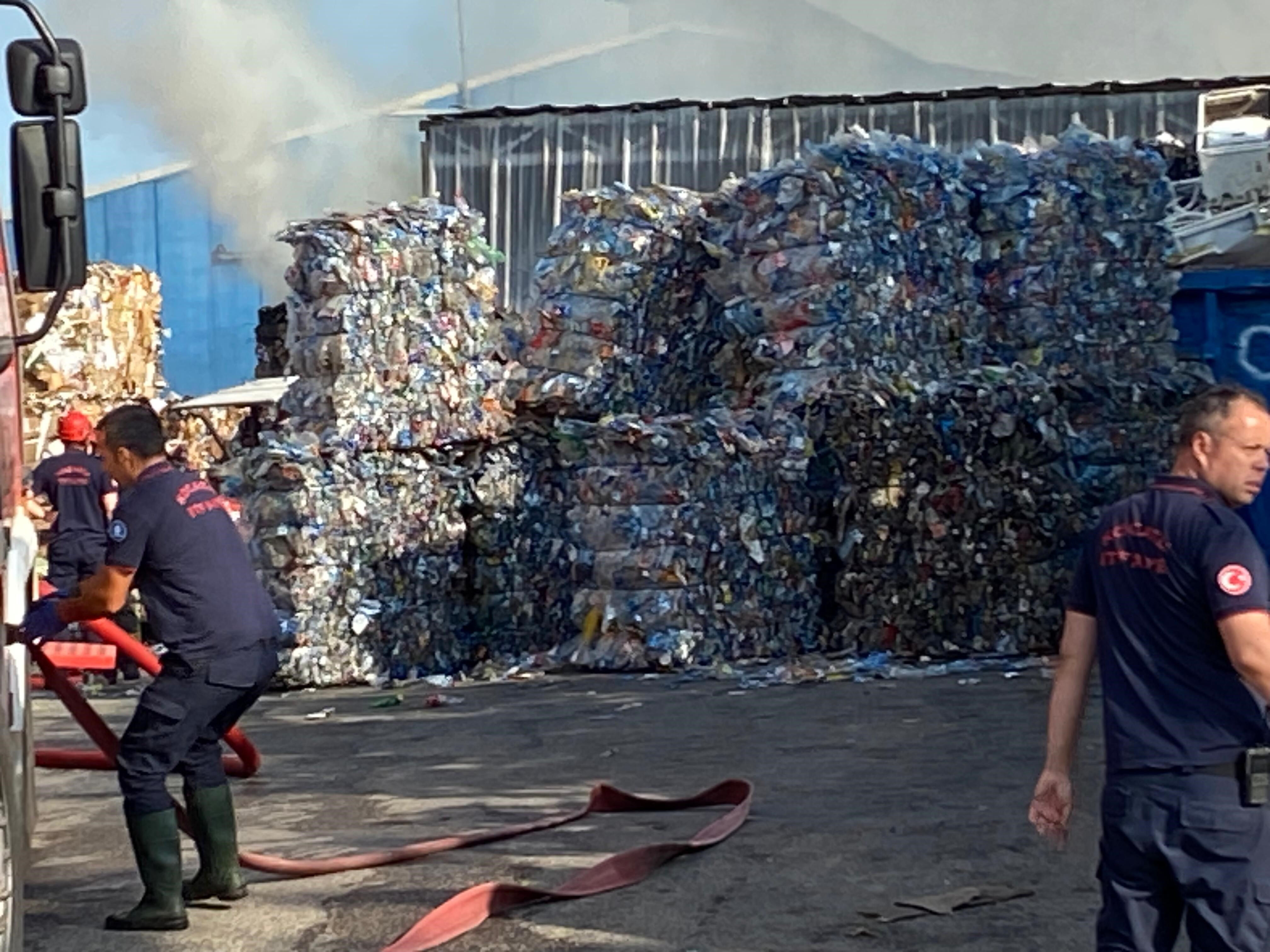 Geri dönüşüm fabrikasında yangın! 1 saatte küle döndü - 2. Resim