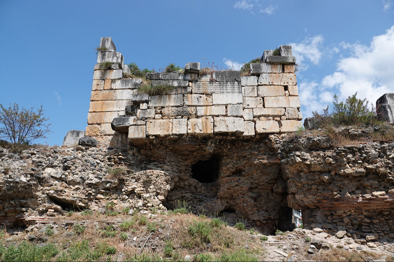 Herkes yanından geçiyor, kimse hikayesini bilmiyor! Müslümanların İznik'teki izi olan tarihi levha bakımsızlık içinde - 3. Resim