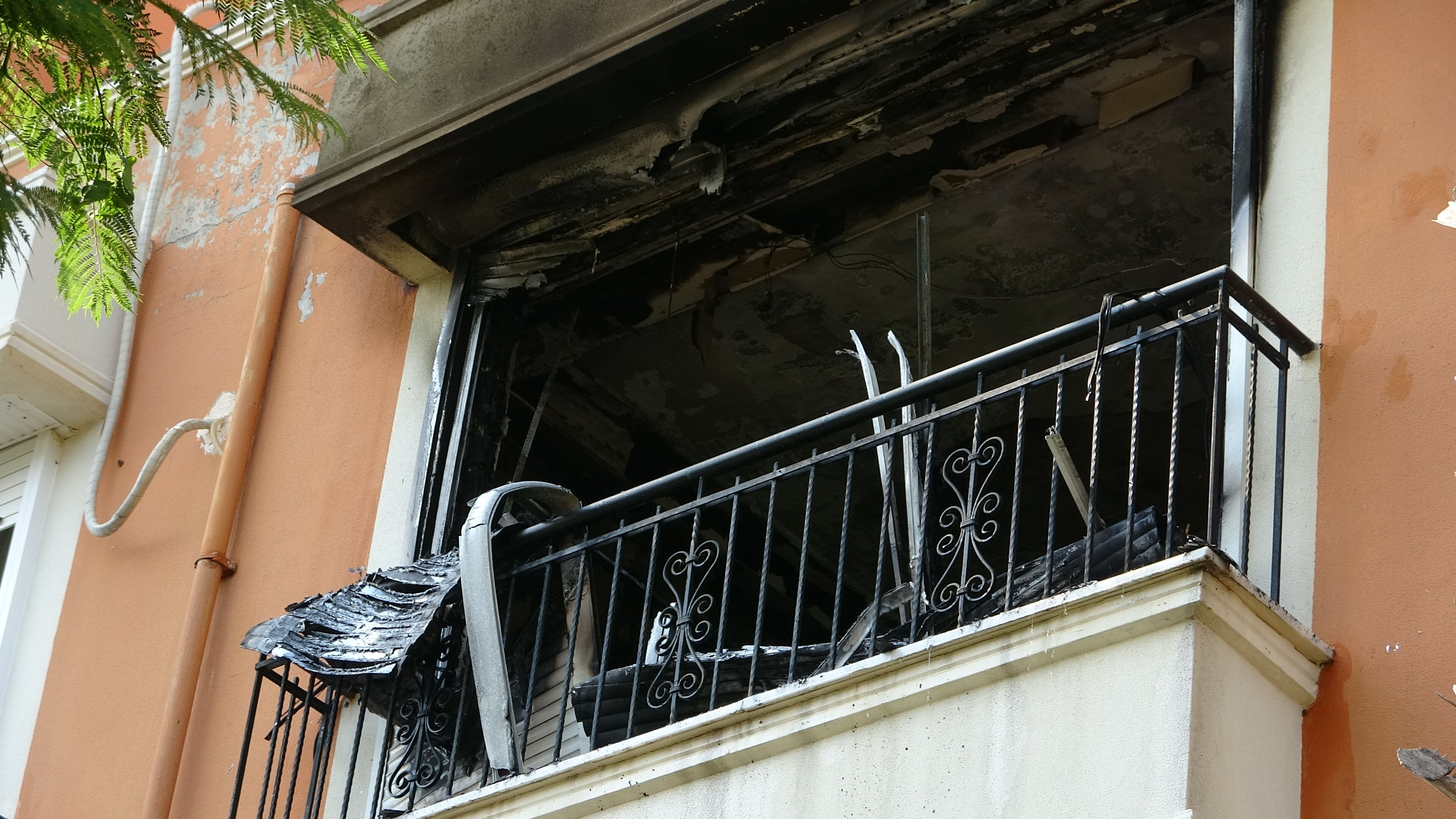 İsviçre'den Antalya'ya gelmişlerdi: Gurbetçi aile 1 saatte evlerini kaybetti - 1. Resim