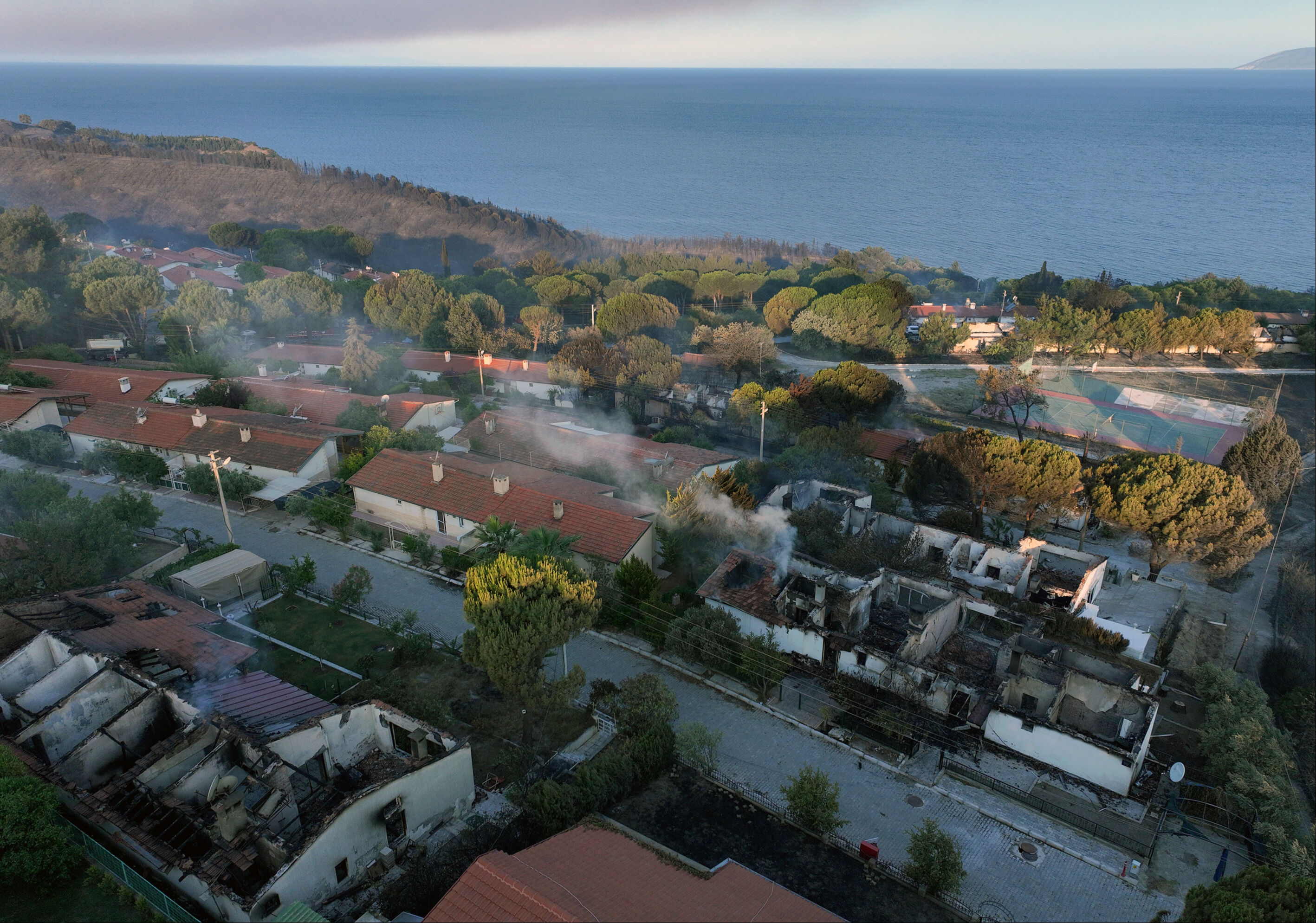 Yangın kabusunda ikinci gün! Evler tahliye edildi, uçaklar havalandı
