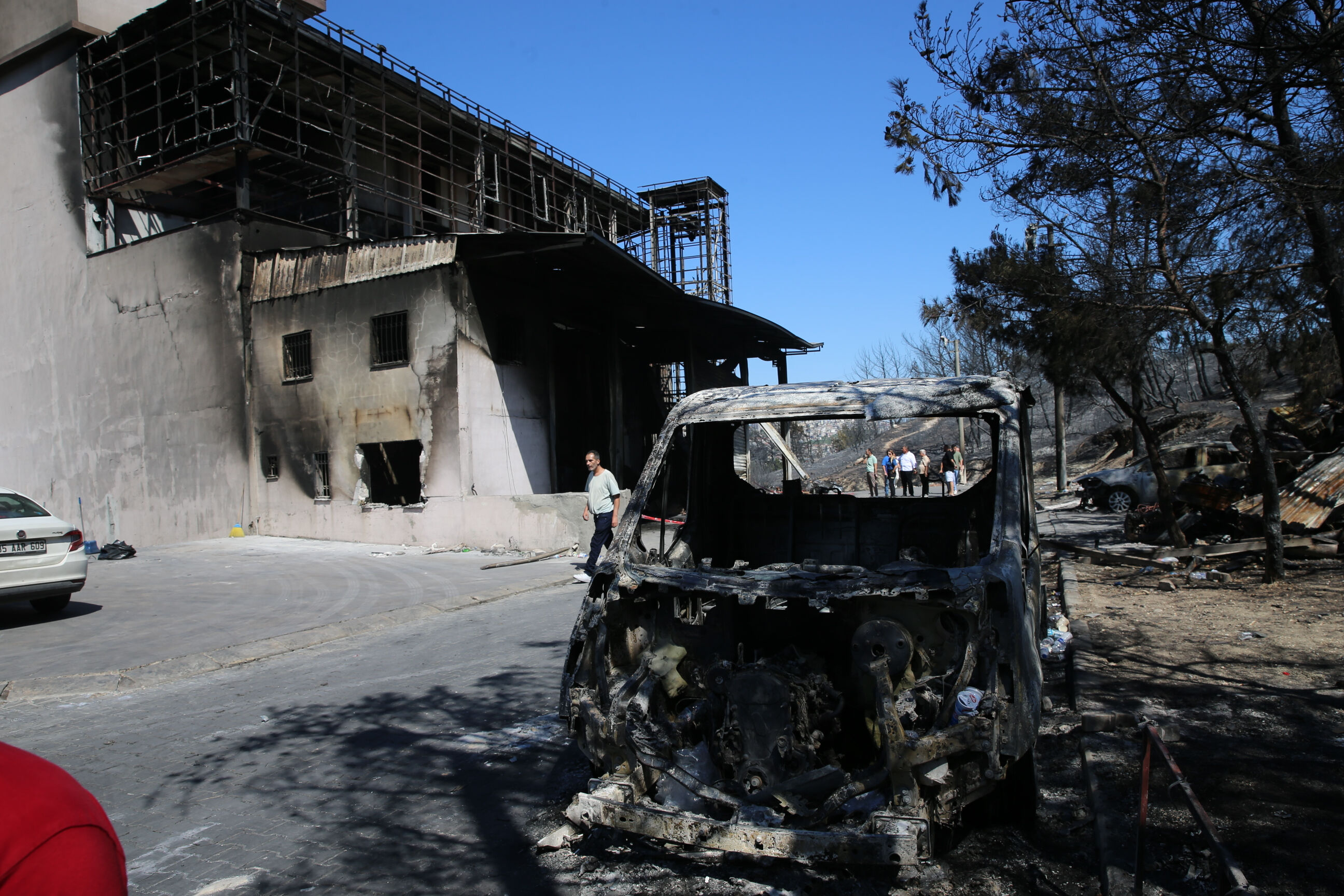 Yangın kabusunda ikinci gün! Evler tahliye edildi, uçaklar havalandı