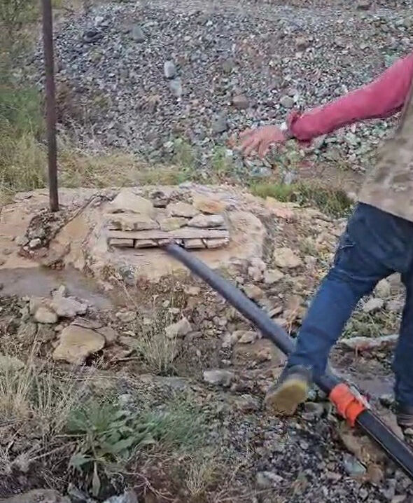 Kaçak kazı ile köyden köye su götürdüler! Hayvanları susuz bıraktılar - 2. Resim