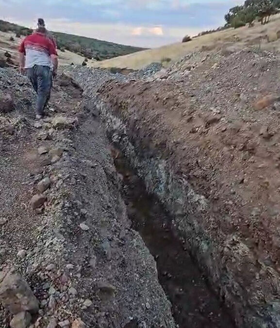 Kaçak kazı ile köyden köye su götürdüler! Hayvanları susuz bıraktılar - 3. Resim