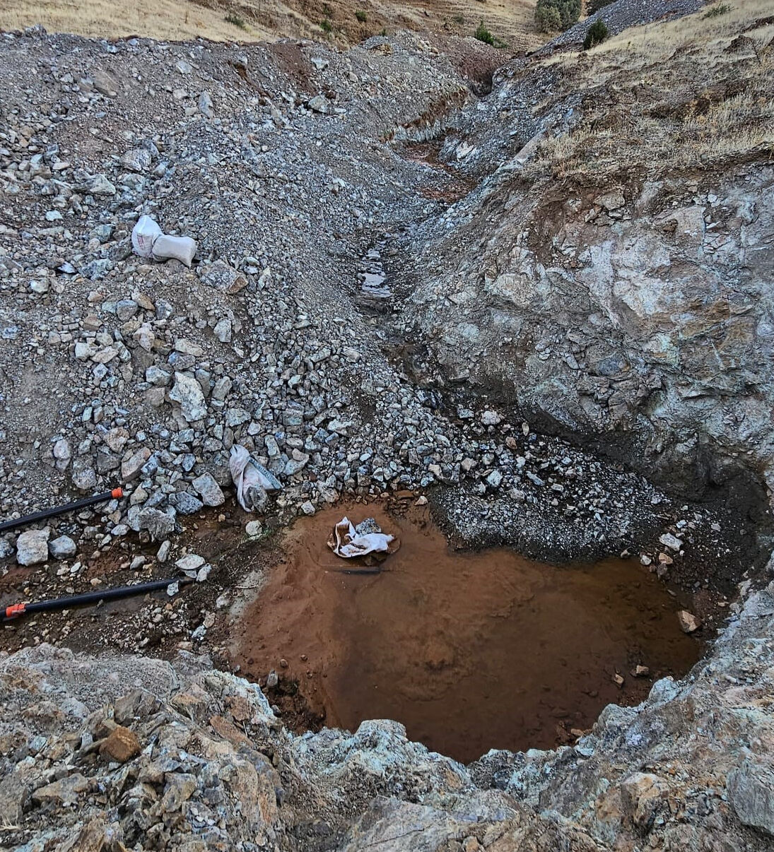 Kaçak kazı ile köyden köye su götürdüler! Hayvanları susuz bıraktılar - 1. Resim