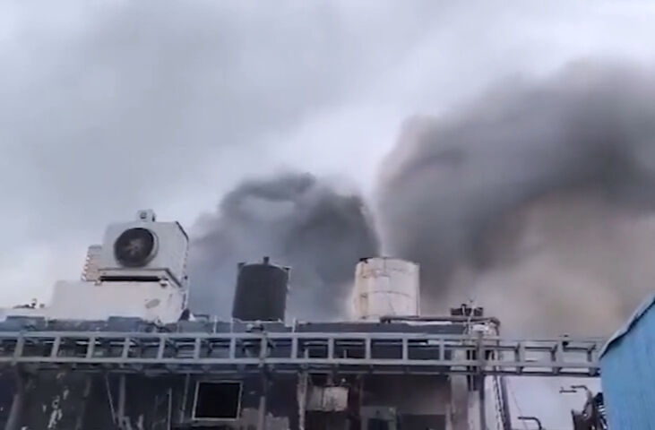 Kimya fabrikasında reaktör patladı! Dumanlar gökyüzünü kapladı - 1. Resim