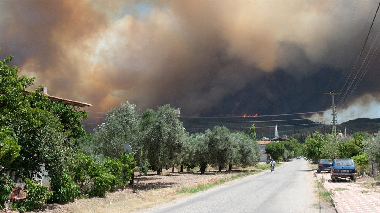Manisa yangın devam ediyor mu, söndürüldü mü? Akhisar yangın son durum - 2. Resim