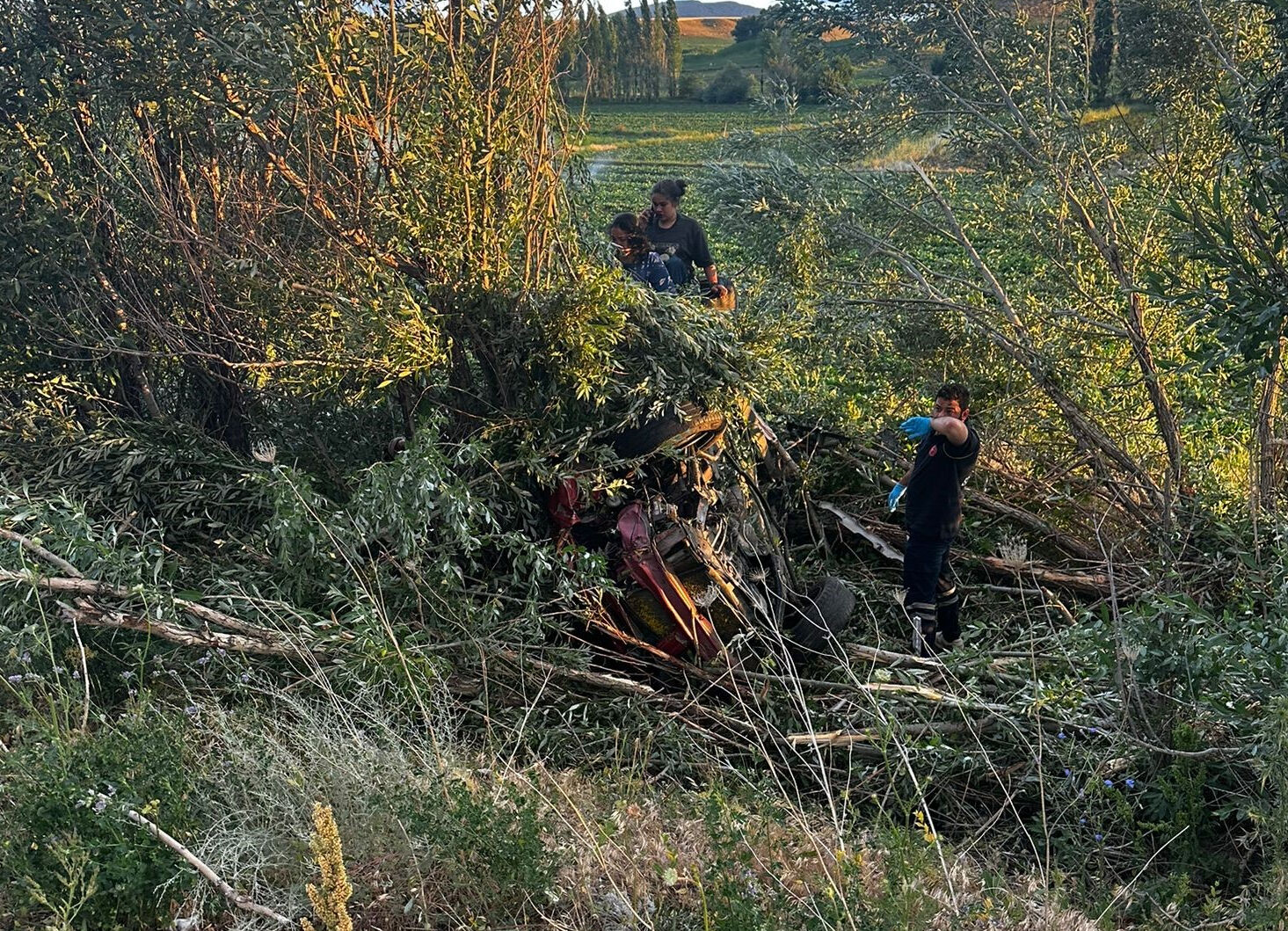 Otomobil şarampole uçtu! Yaralılar var - 1. Resim