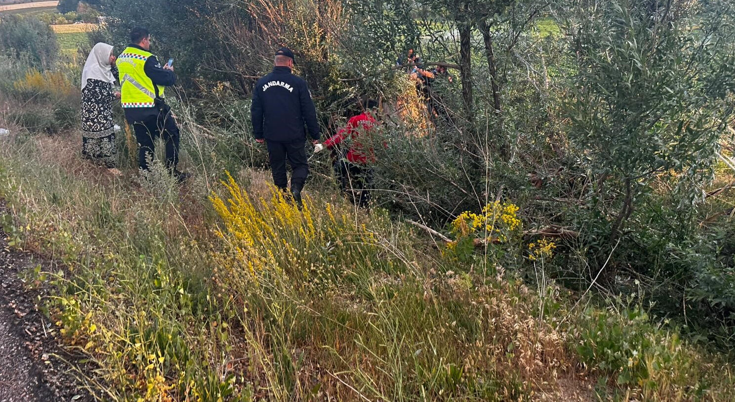 Otomobil şarampole uçtu! Yaralılar var - 2. Resim