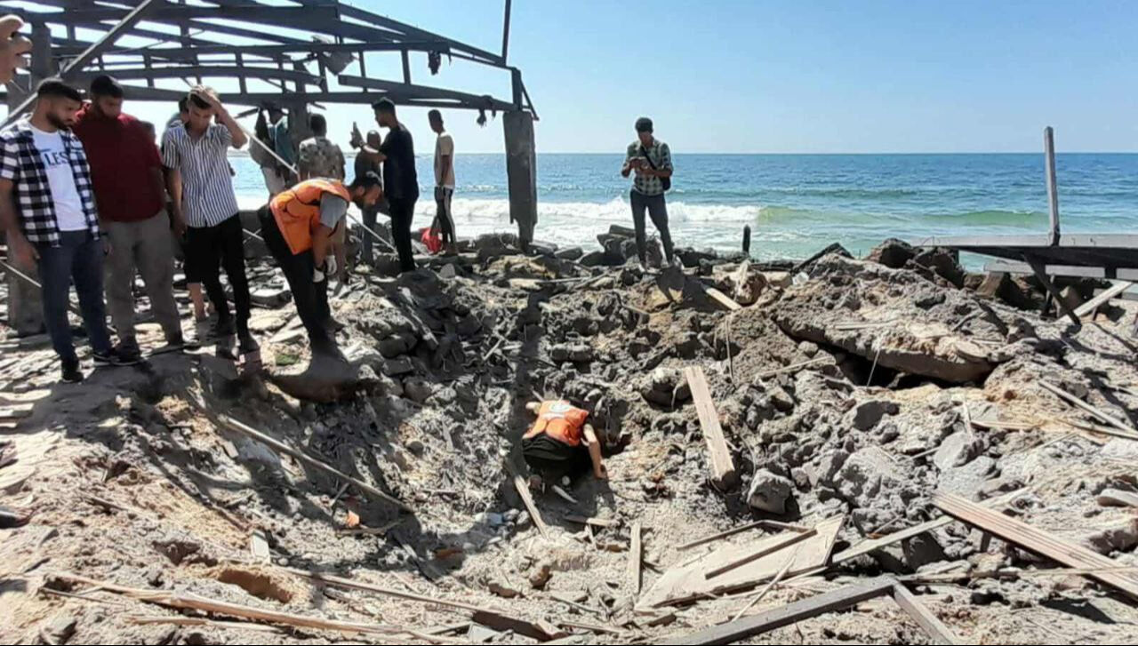 Savaş uçakları plajı bombaladı! Katliam saldırısında çok sayıda ölü var - 1. Resim