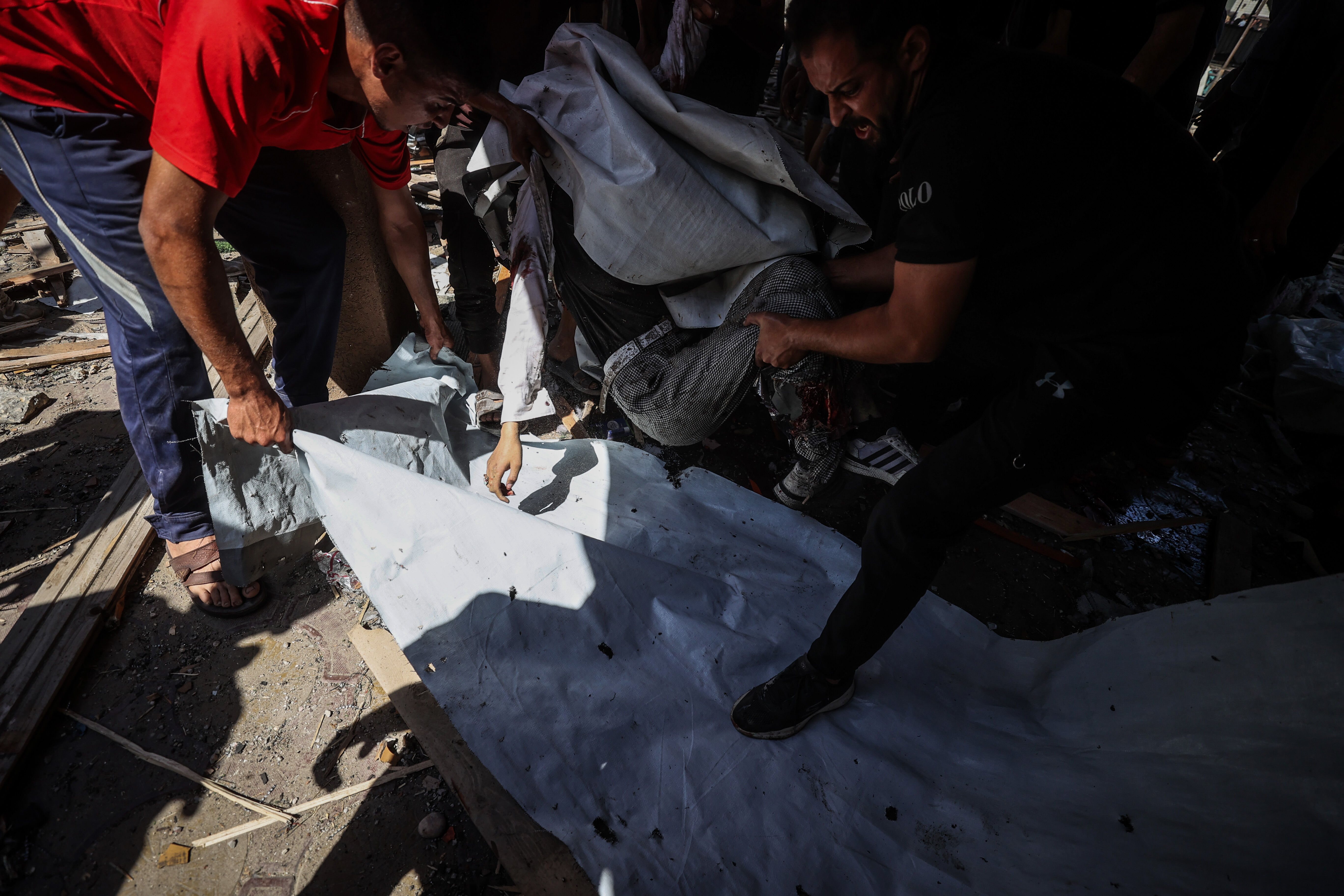 Savaş uçakları plajı bombaladı! Katliam saldırısında çok sayıda ölü var - 1. Resim