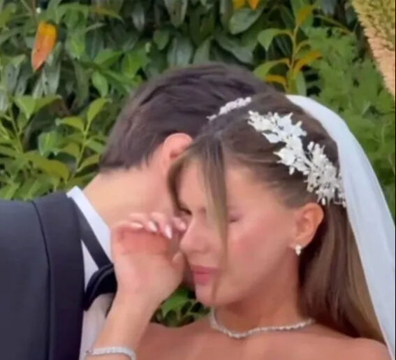 Spiker Merve Dinçkol ile ünlü oyuncu dünyaevine girdi! Nikah masasında gözyaşları sel oldu - 4. Resim