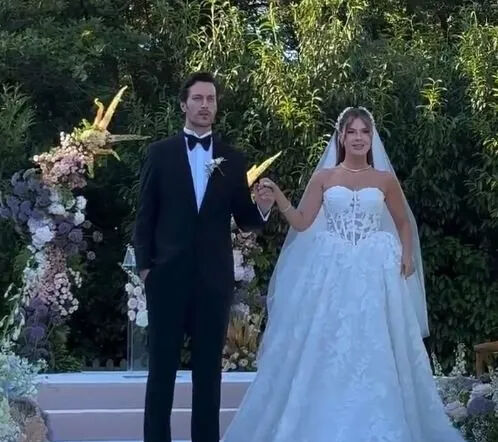 Spiker Merve Dinçkol ile ünlü oyuncu dünyaevine girdi! Nikah masasında gözyaşları sel oldu - 2. Resim