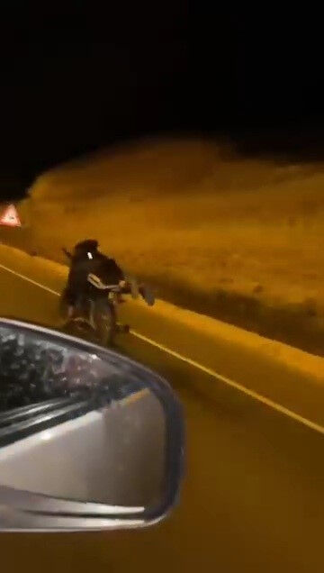 Trafikte yürekleri ağza getiren anlar! Görenleri pes dedirtti - 1. Resim