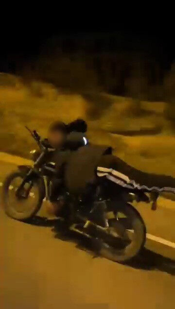 Trafikte yürekleri ağza getiren anlar! Görenleri pes dedirtti - 2. Resim