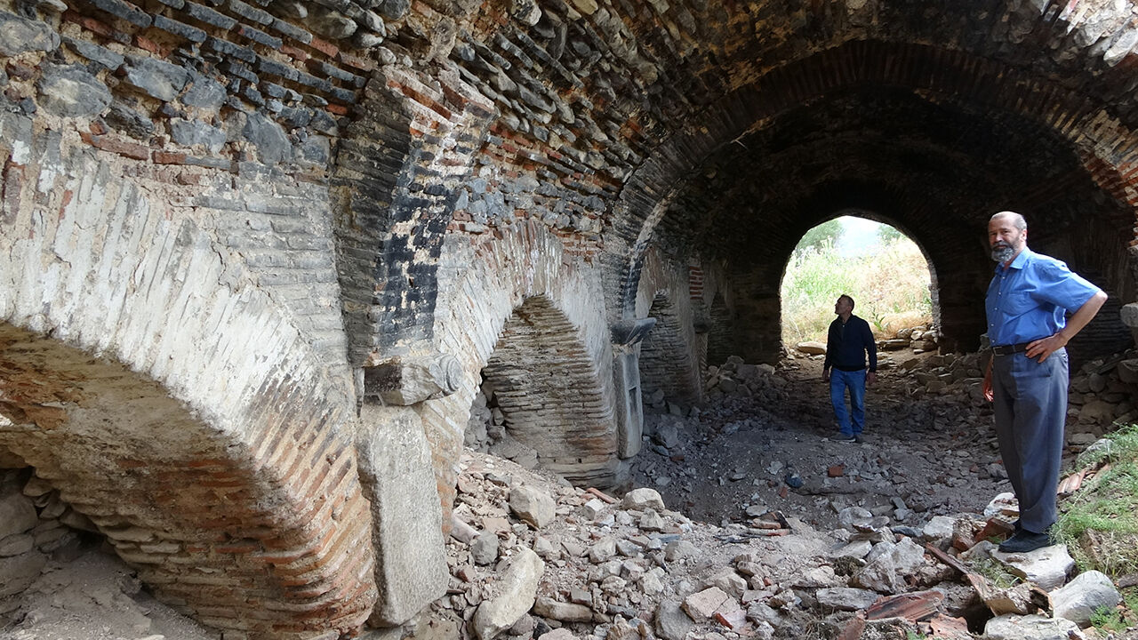 Utandıran görüntüler! Tarihi han bakımsızlıktan köstebek yuvasına dönüştü - 2. Resim