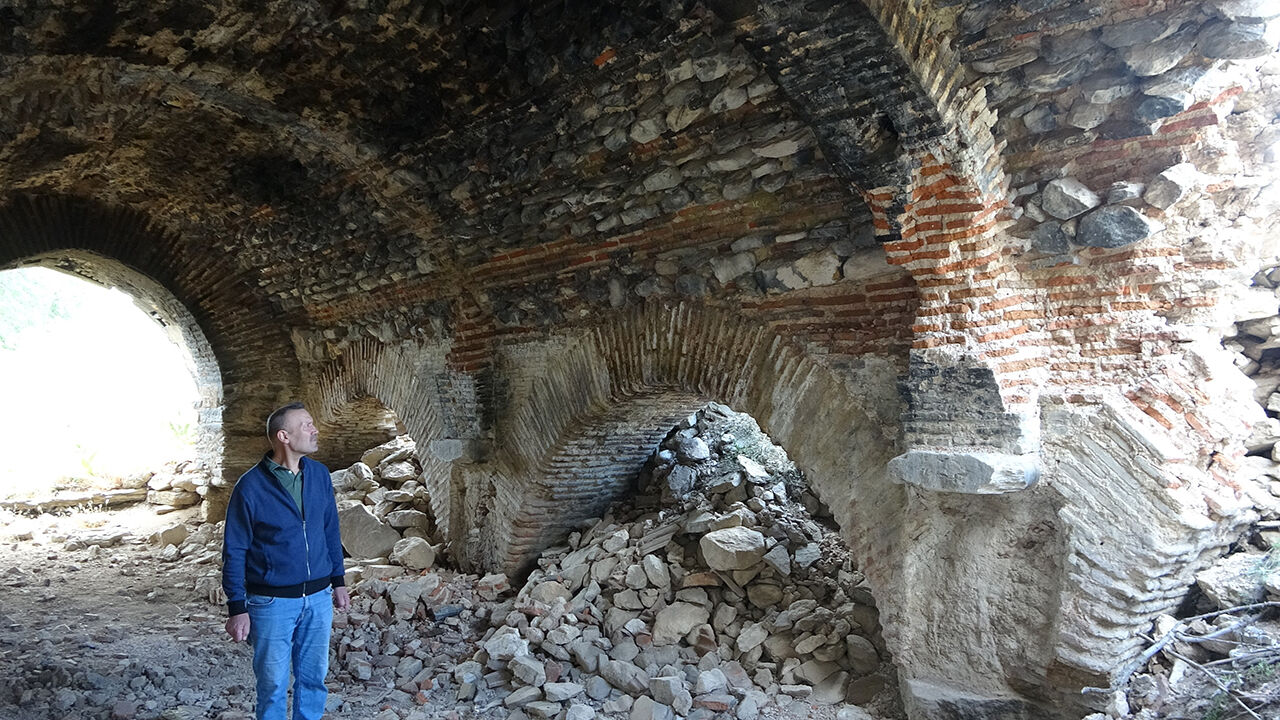 Utandıran görüntüler! Tarihi han bakımsızlıktan köstebek yuvasına dönüştü - 5. Resim