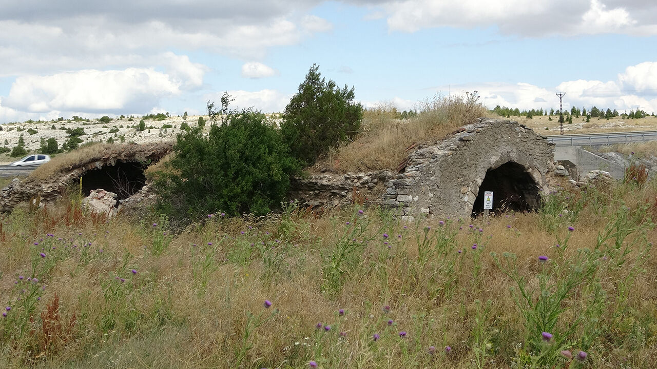 Utandıran görüntüler! Tarihi han bakımsızlıktan köstebek yuvasına dönüştü - 1. Resim