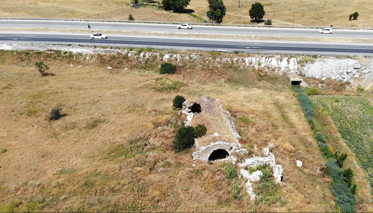 Utandıran görüntüler! Tarihi han bakımsızlıktan köstebek yuvasına dönüştü - 3. Resim