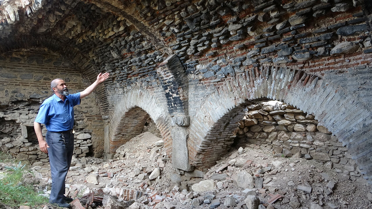 Utandıran görüntüler! Tarihi han bakımsızlıktan köstebek yuvasına dönüştü - 4. Resim