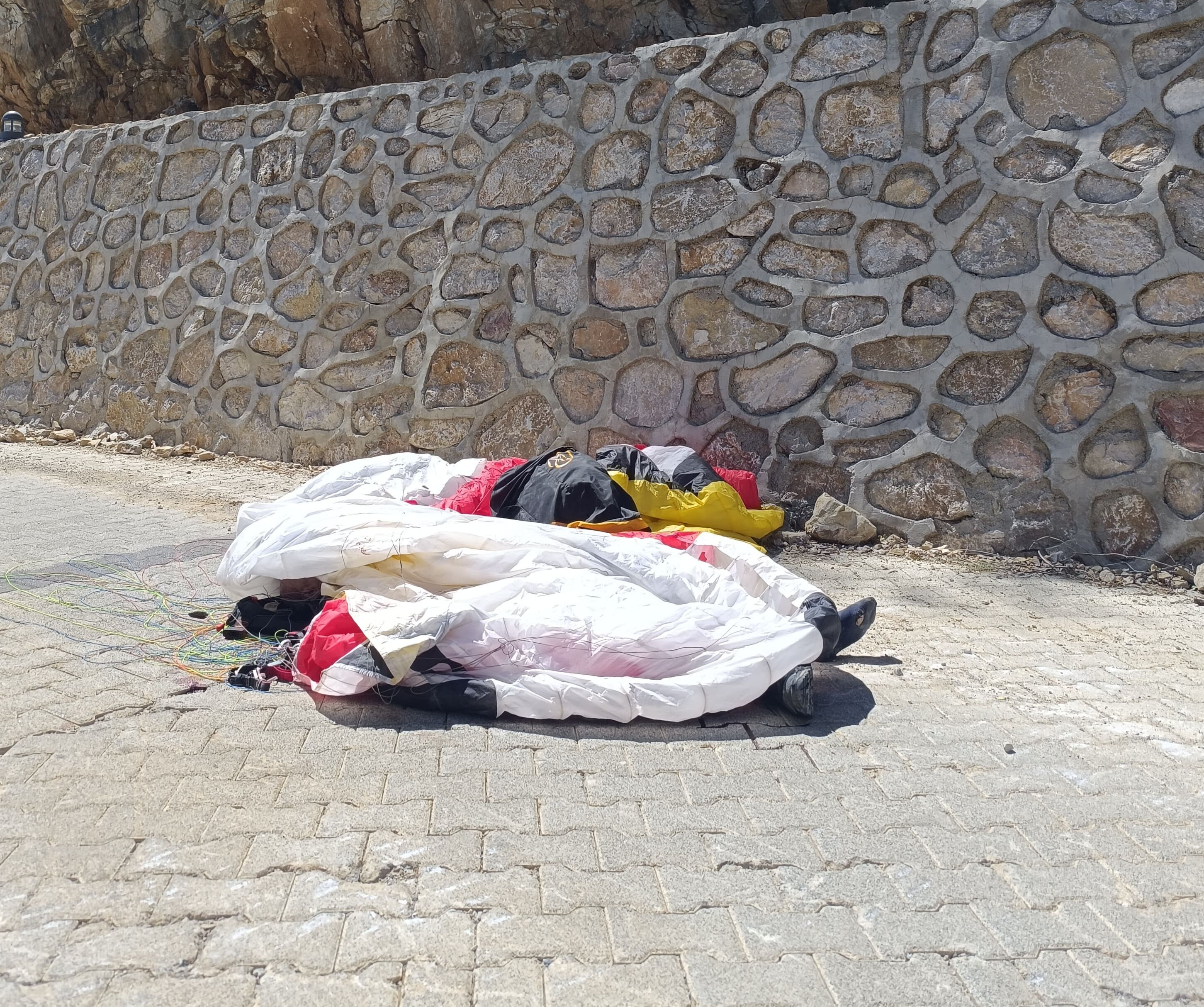 Yamaç paraşütü sonu oldu! Ayağı korkuluğa takılan turist hayatını kaybetti - 1. Resim