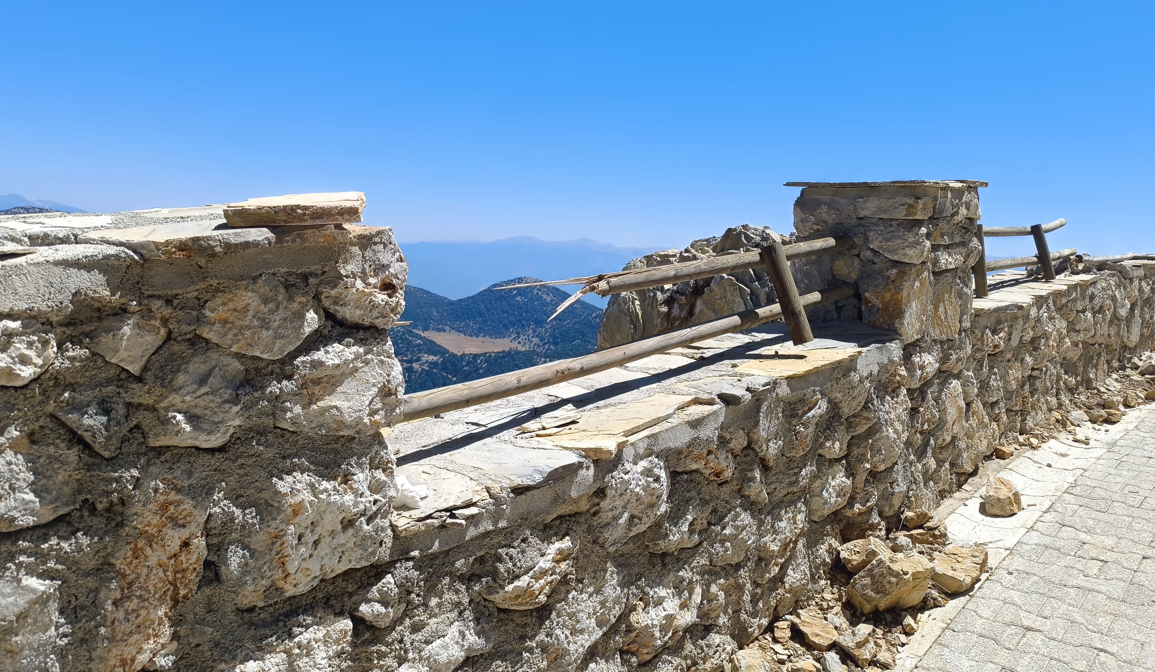 Yamaç paraşütü sonu oldu! Ayağı korkuluğa takılan turist hayatını kaybetti - 2. Resim