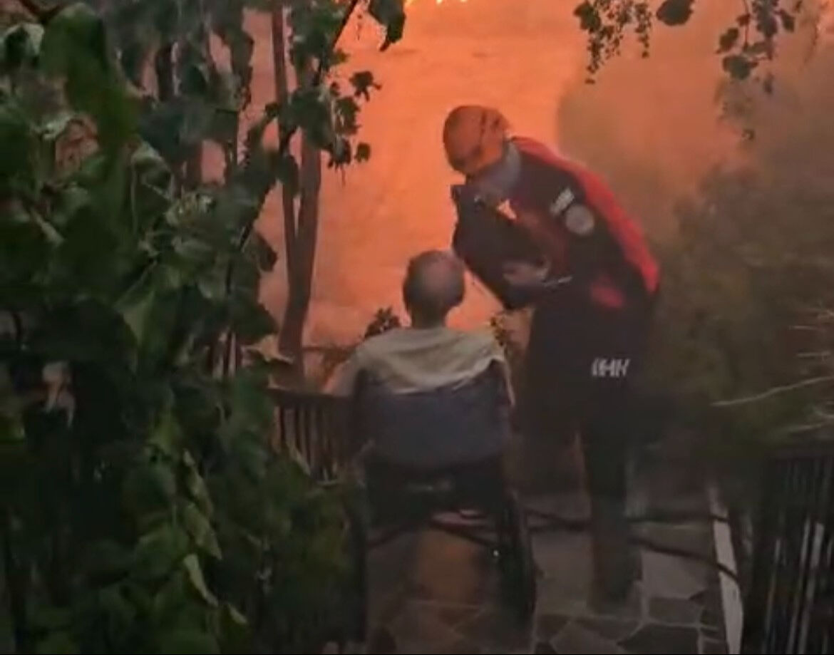 Zamanla yarıştılar! Film gibi anlar: Alevlerin ortasında kalan engelli vatandaş bakın nasıl kurtarıldı - 2. Resim