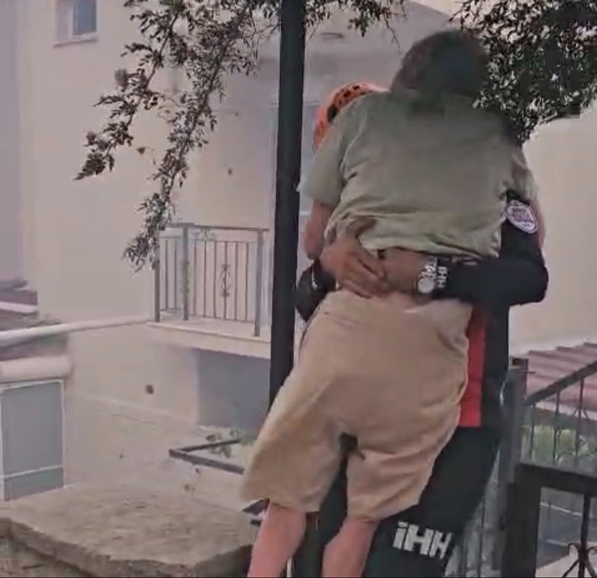 Zamanla yarıştılar! Film gibi anlar: Alevlerin ortasında kalan engelli vatandaş bakın nasıl kurtarıldı - 3. Resim