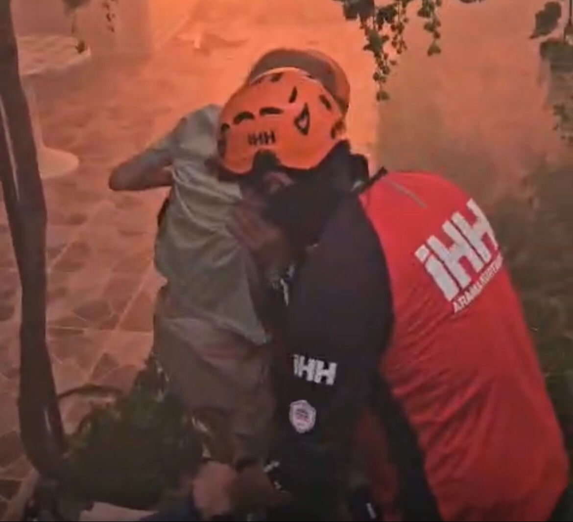 Zamanla yarıştılar! Film gibi anlar: Alevlerin ortasında kalan engelli vatandaş bakın nasıl kurtarıldı - 1. Resim