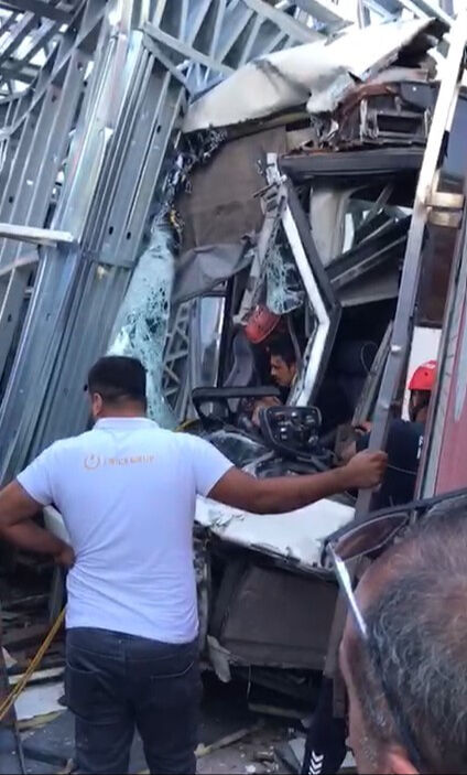 3 araç birbirine girdi, ortalık kan gölüne döndü! Çok sayıda yaralı var - 3. Resim