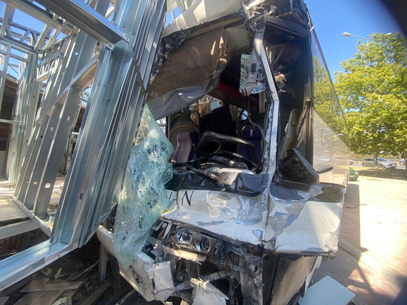 3 araç birbirine girdi, ortalık kan gölüne döndü! Çok sayıda yaralı var - 1. Resim