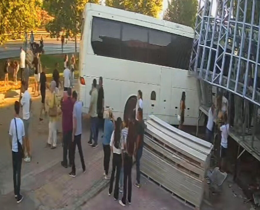 3 araç birbirine girdi, ortalık kan gölüne döndü! Çok sayıda yaralı var - 2. Resim