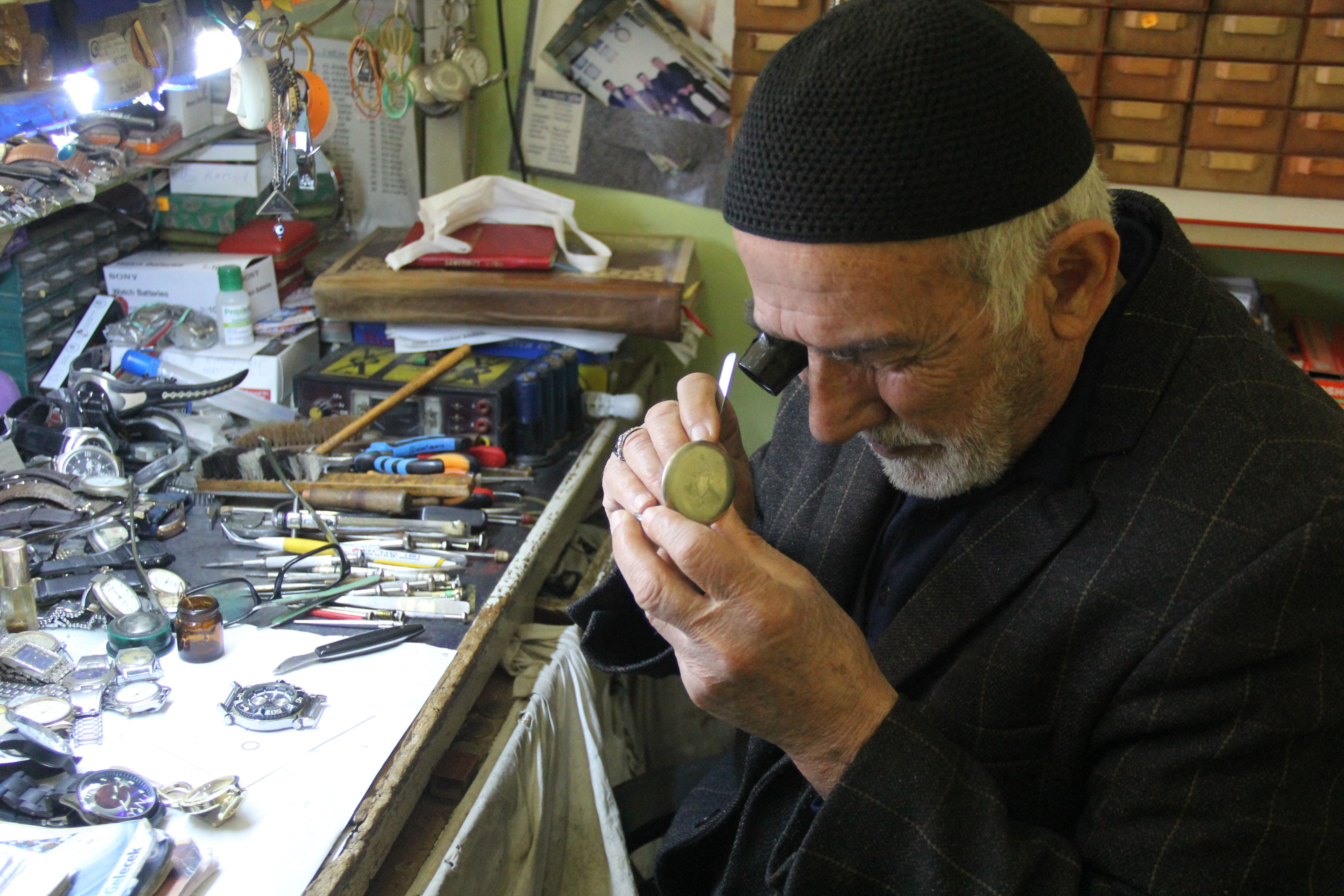 57 yıldır bu işi yapıyor! 20 metrekarelik dükkanda yarım asırdır zamana meydan okuyor - 1. Resim