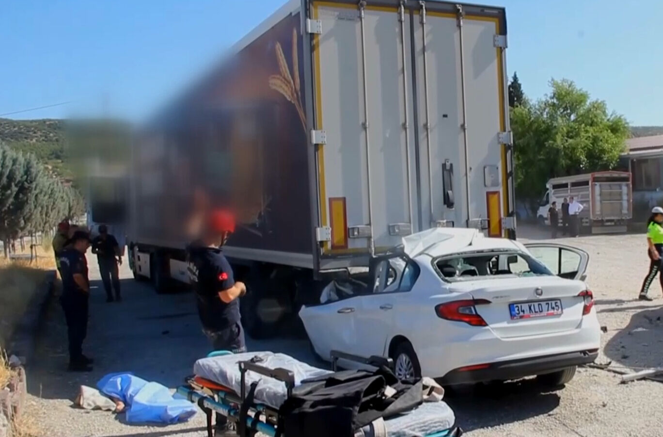 Hızla gelip tırın altına girdi! Hurdaya dönen araçta baba ve 3 çocuğu can verdi - 1. Resim