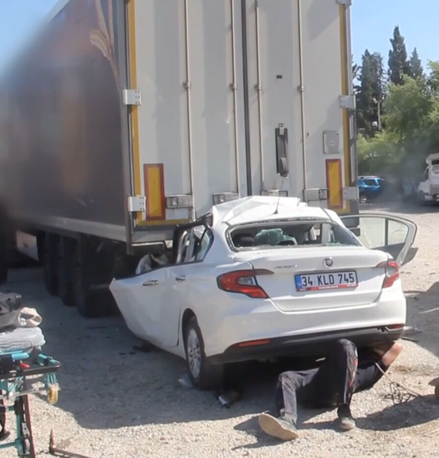 Hızla gelip tırın altına girdi! Hurdaya dönen araçta baba ve 3 çocuğu can verdi - 2. Resim