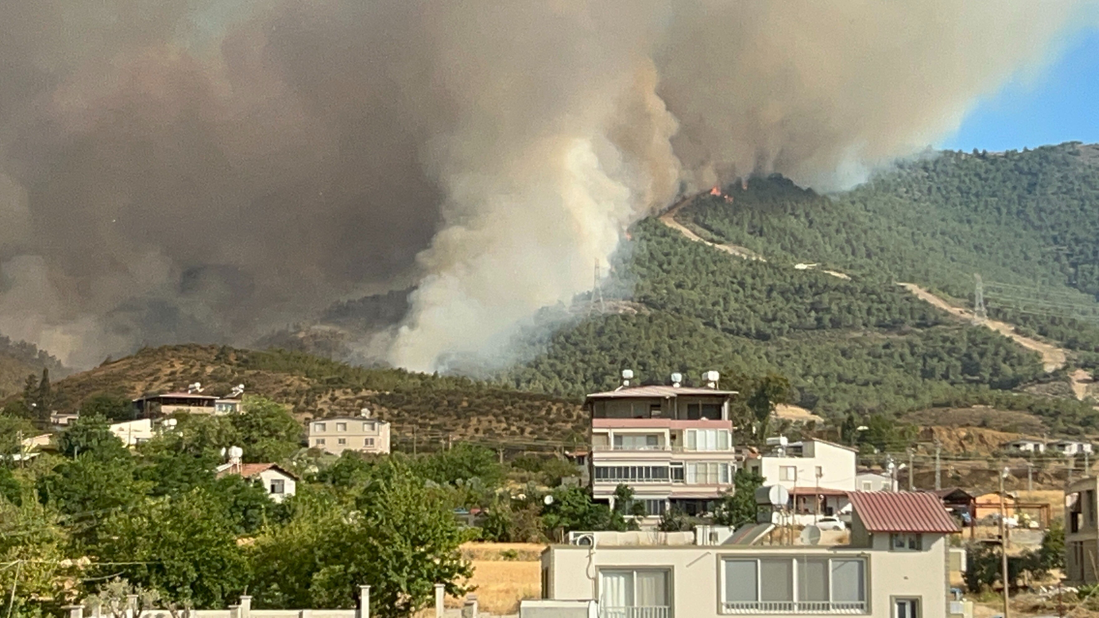 İzmir, Manisa, Hatay... Türkiye yangınlarla mücadele ediyor! Bir kentte 700 futbol sahası kadar alan yandı
