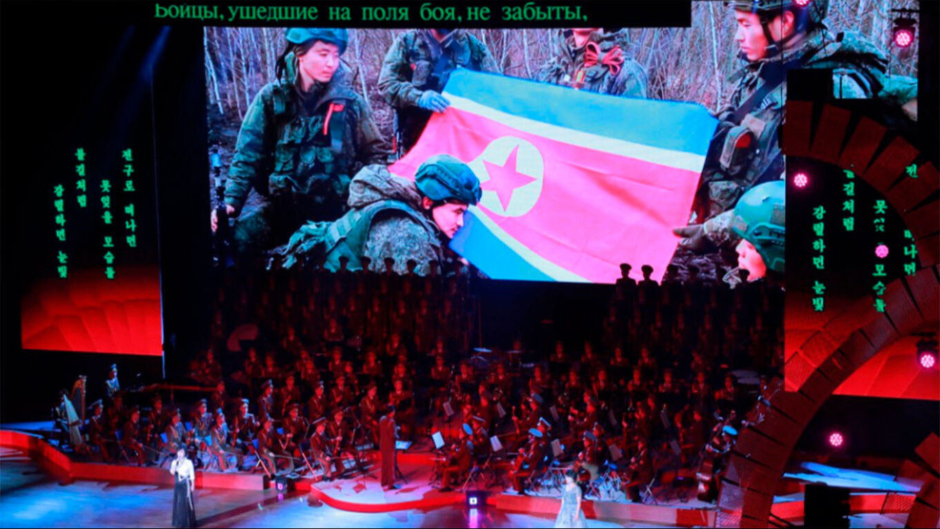 Kim Jong Un’dan dünya kamuoyunu şoke eden tören! İlk kez kabul ettiler - 1. Resim