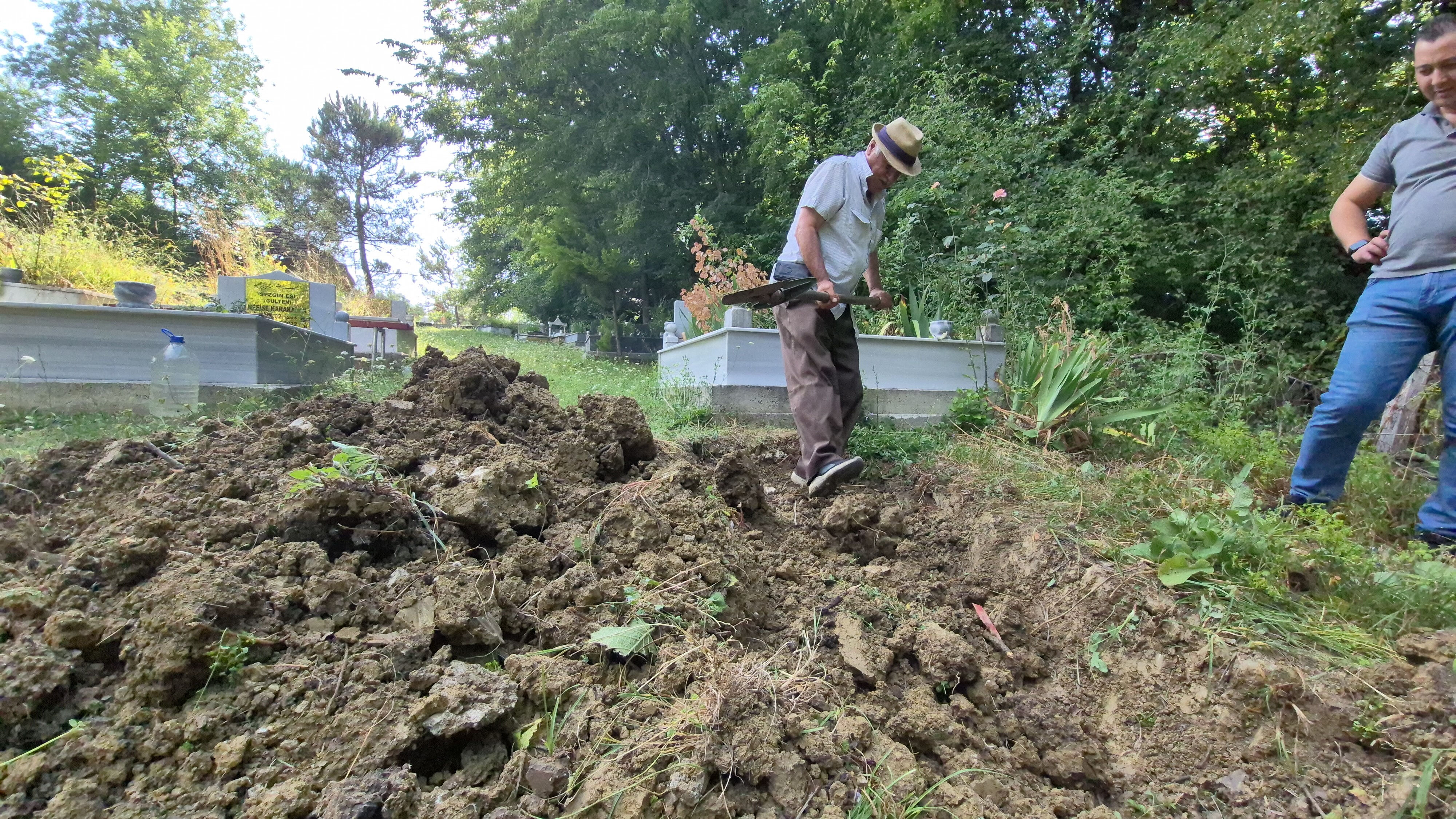 Kimse beklemiyordu... Rüyasından sonra 2 gün kürek salladı! Kendi mezarını kazan adam herkesi şoka soktu - 2. Resim