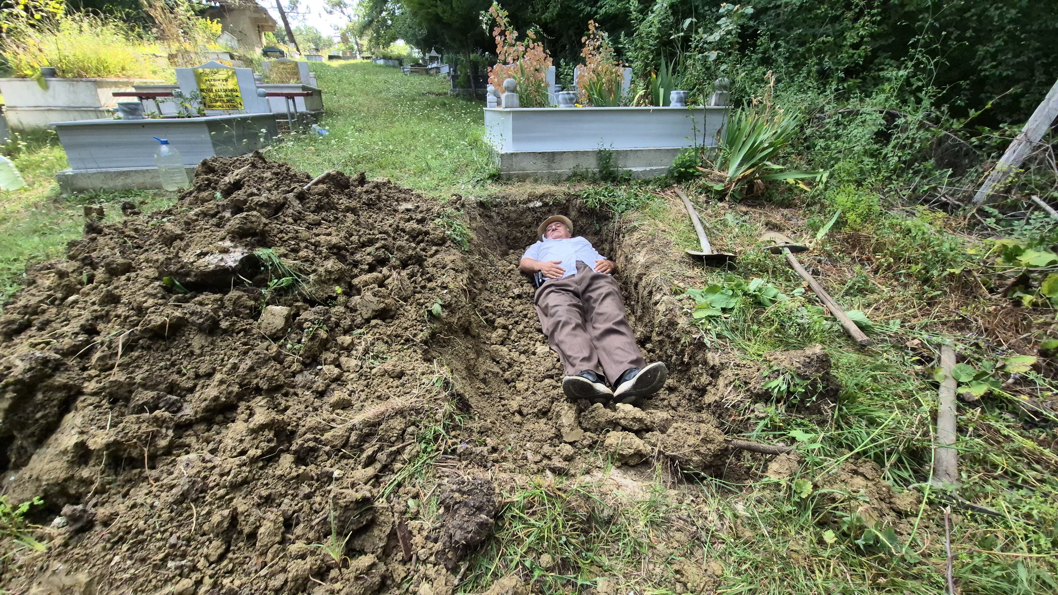 Kimse beklemiyordu... Rüyasından sonra 2 gün kürek salladı! Kendi mezarını kazan adam herkesi şoka soktu - 3. Resim