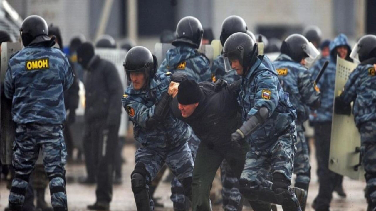Rusya-Azerbaycan hattında nota üstüne nota: Kremlin ayağa kalktı, Azerbaycan sessiz kalmadı! Azerbaycan, Rusya’nın Yekaterinburg kentinde Azerbaycanlılara yönelik düzenlenen polis operasyonlarında iki vatandaşının öldürülmesi üzerine Moskova’ya sert tepki gösterdi.