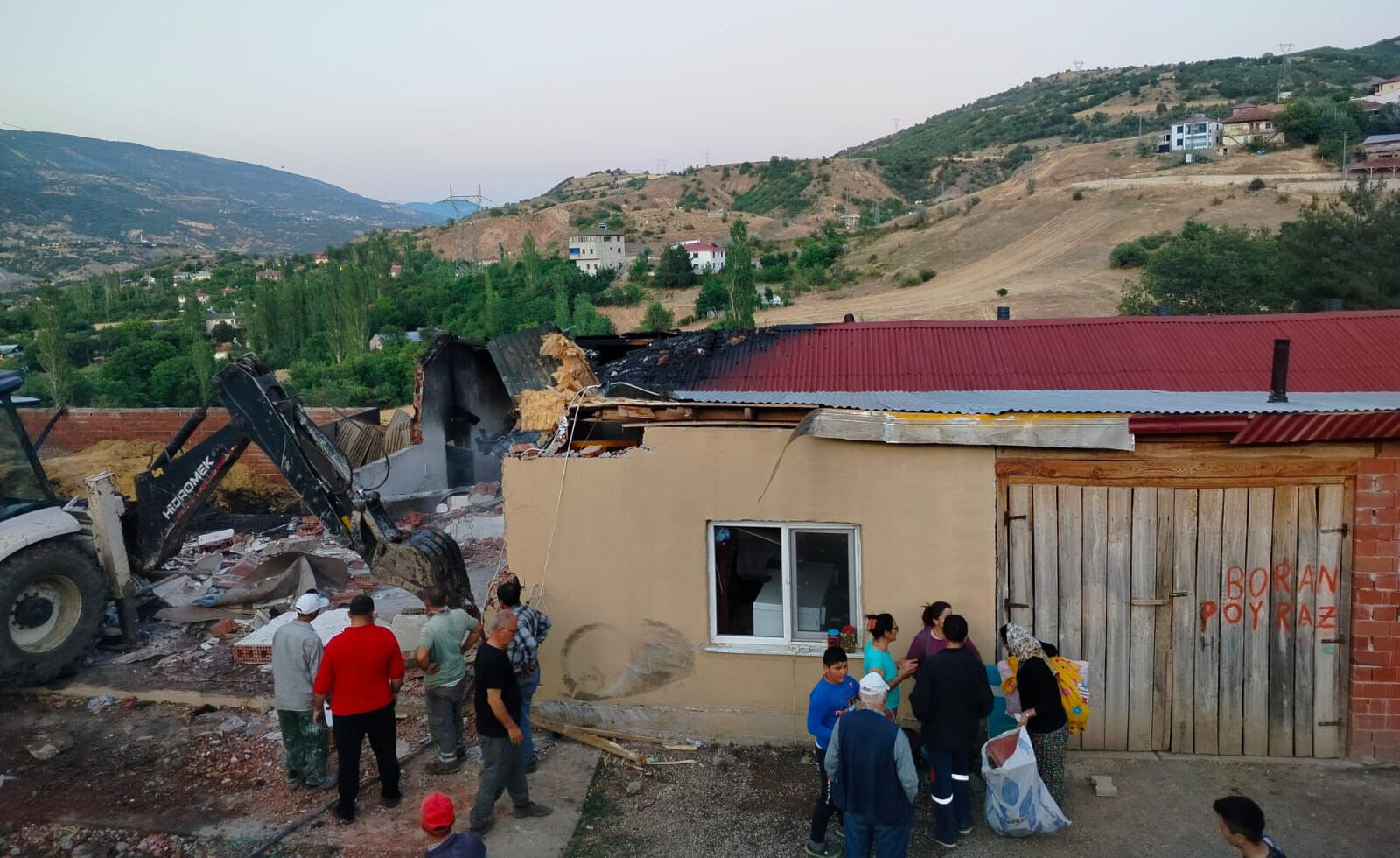 Sivas'ta bir ev, ahır ve samanlık yanarak kül oldu - 1. Resim
