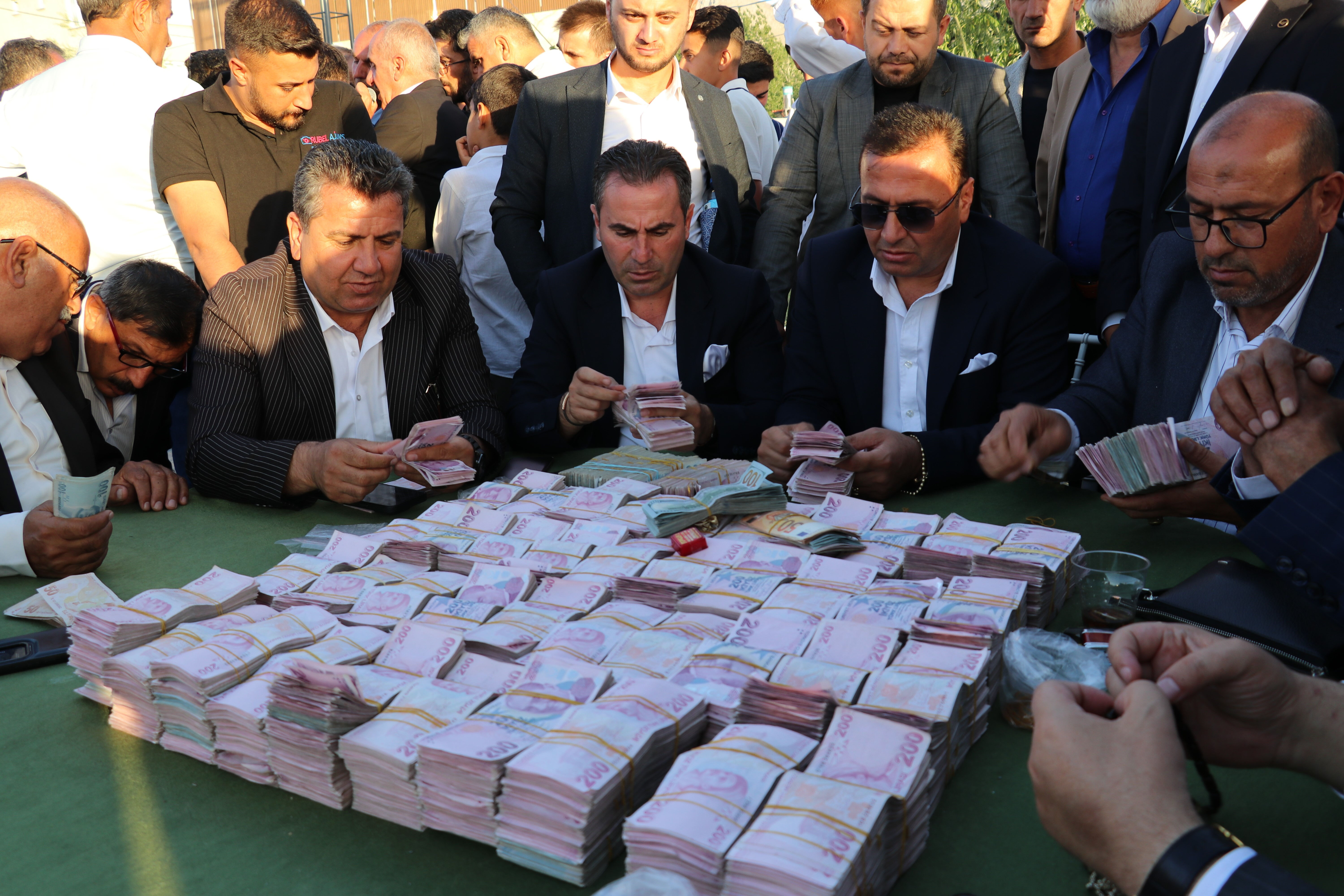 Takı töreni 5 saat sürdü, toplanan para say say bitmedi! Aşiret düğününde milyonlar havada uçuştu - 3. Resim