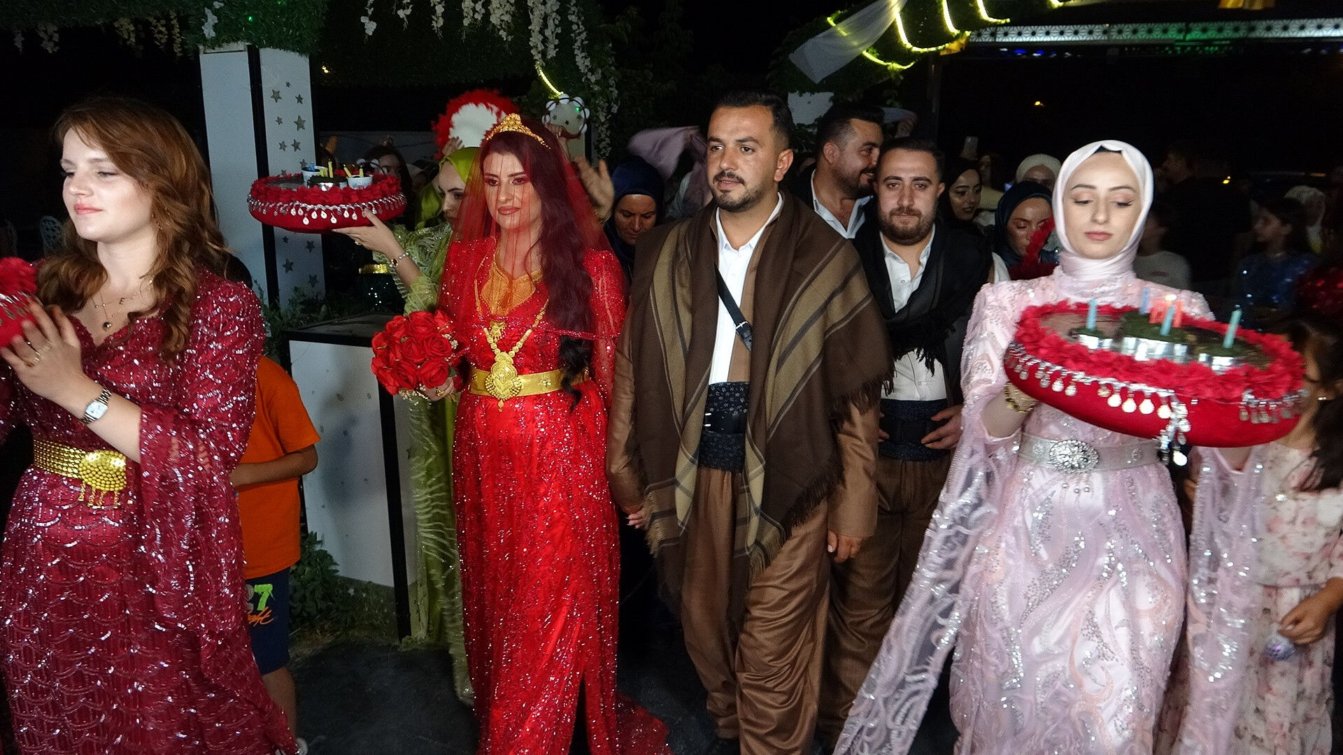 Takı töreni 5 saat sürdü, toplanan para say say bitmedi! Aşiret düğününde milyonlar havada uçuştu - 1. Resim