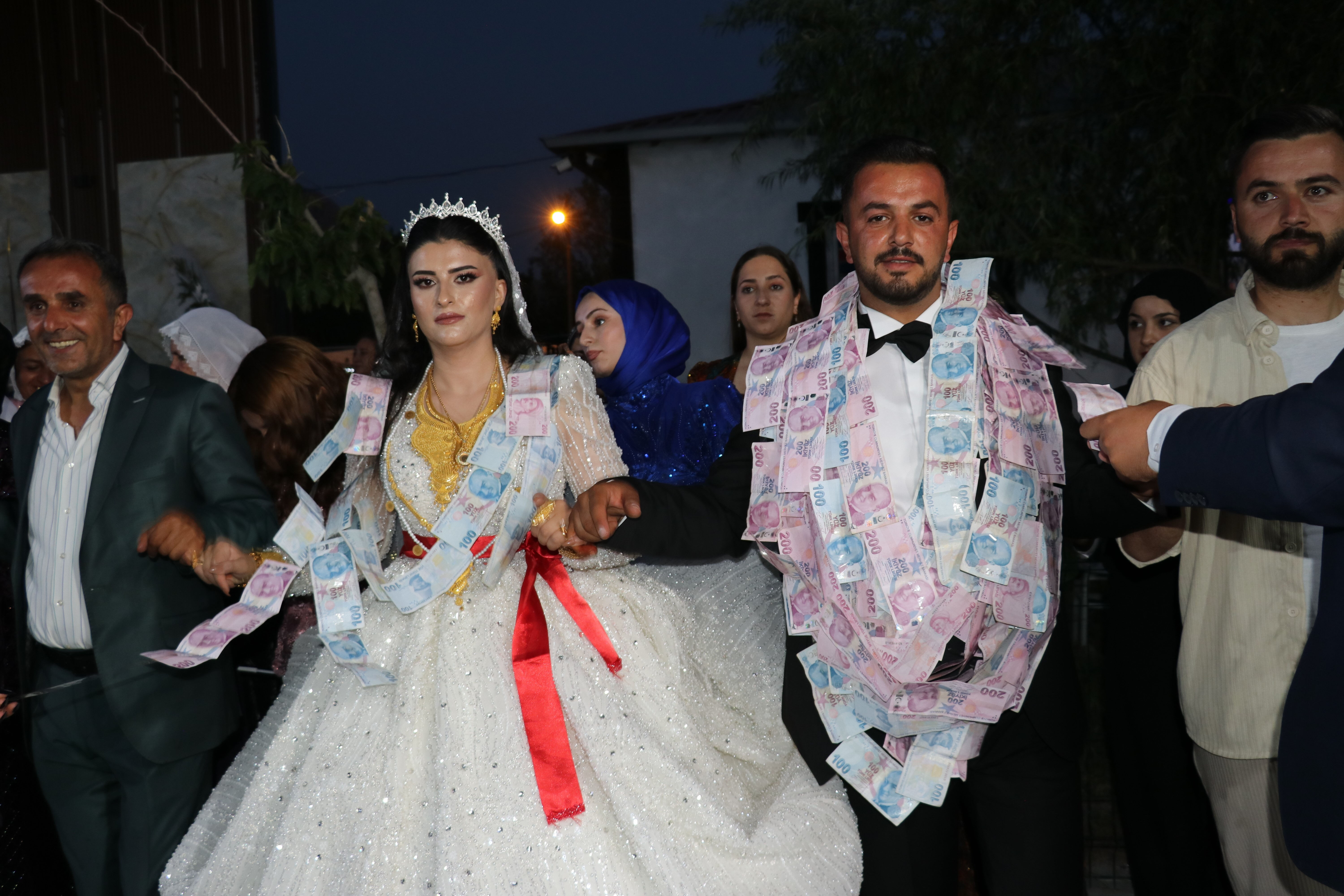 Takı töreni 5 saat sürdü, toplanan para say say bitmedi! Aşiret düğününde milyonlar havada uçuştu - 5. Resim