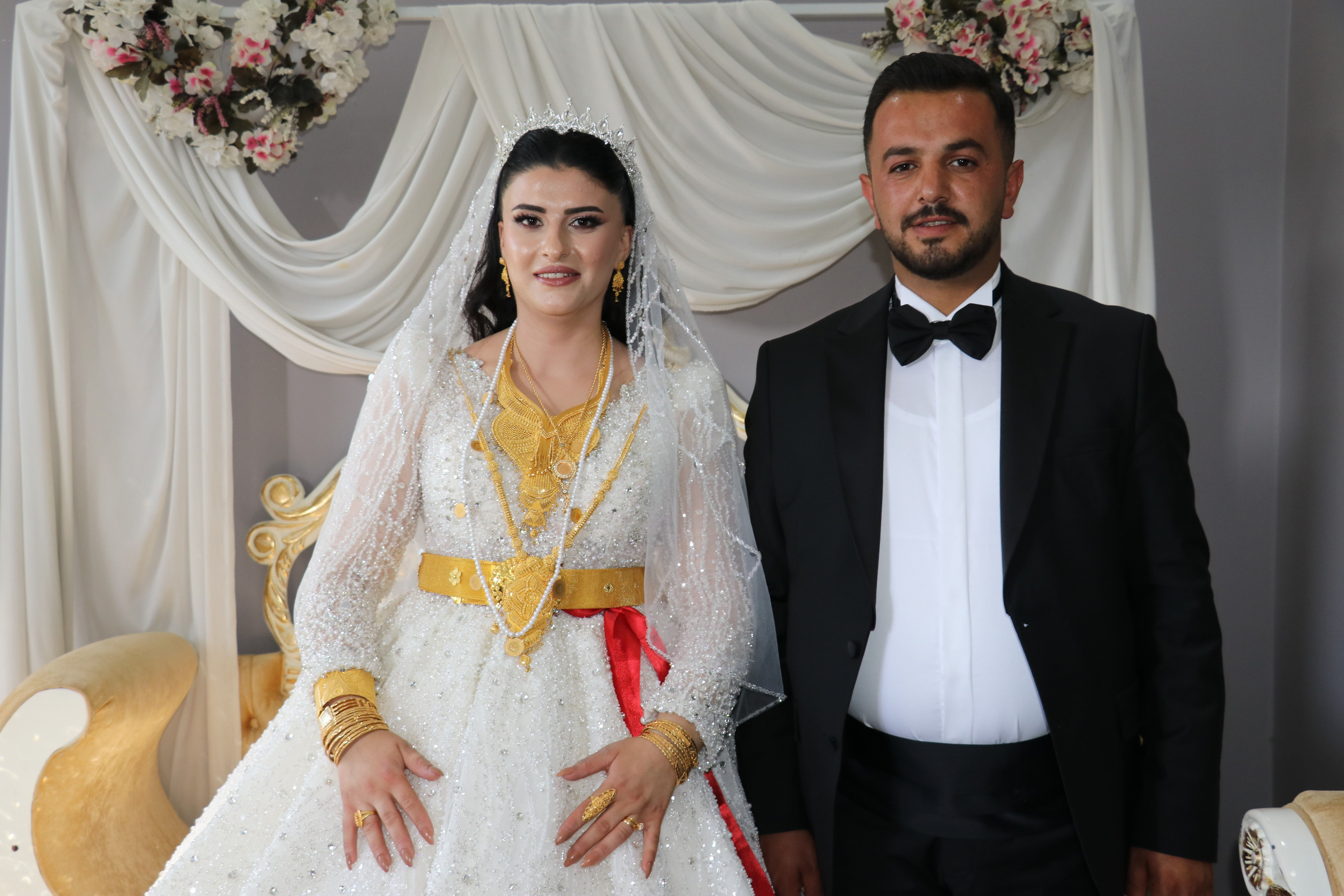 Takı töreni 5 saat sürdü, toplanan para say say bitmedi! Aşiret düğününde milyonlar havada uçuştu - 4. Resim