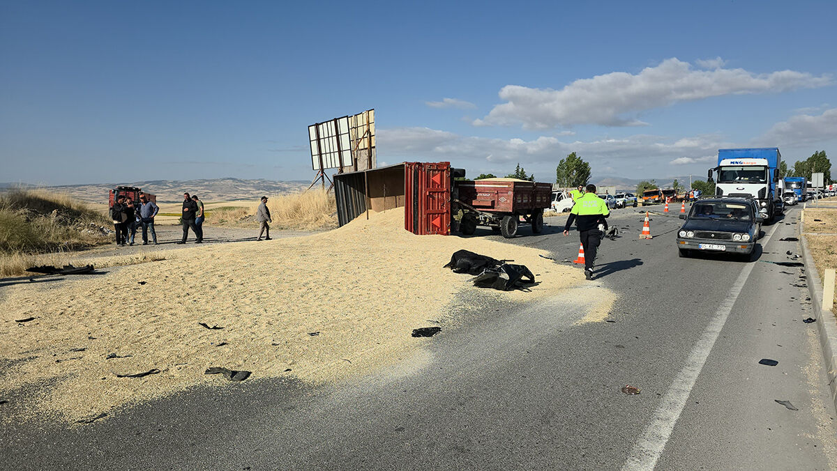 Amasya'da feci kaza! Arpa yüklü traktör ticari araçla çarpıştı, ölü ve yaralılar var - 2. Resim