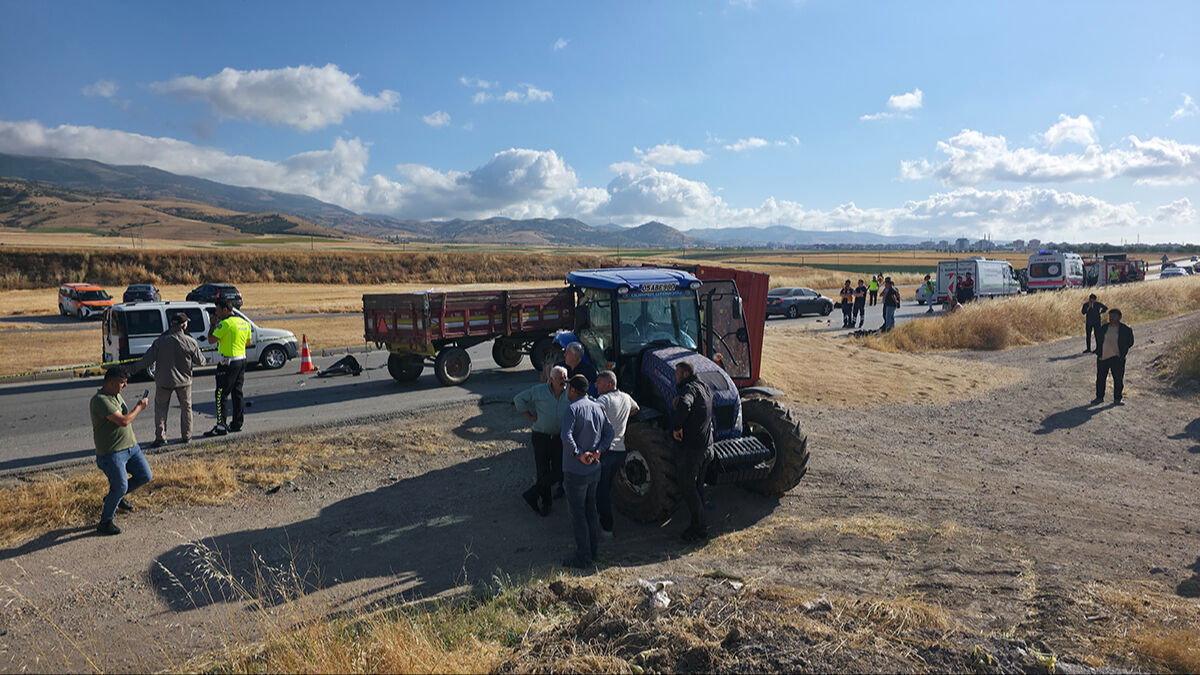 Amasya'da feci kaza! Arpa yüklü traktör ticari araçla çarpıştı, ölü ve yaralılar var - 4. Resim