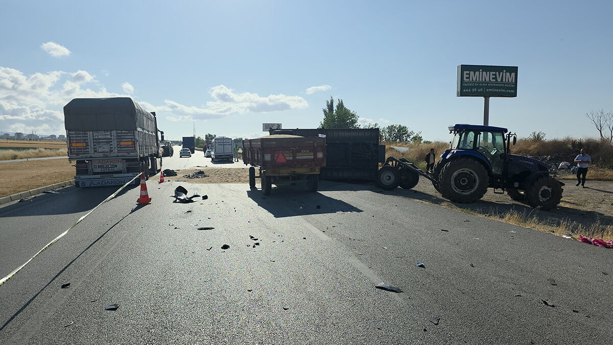 Amasya'da feci kaza! Arpa yüklü traktör ticari araçla çarpıştı, ölü ve yaralılar var - 3. Resim