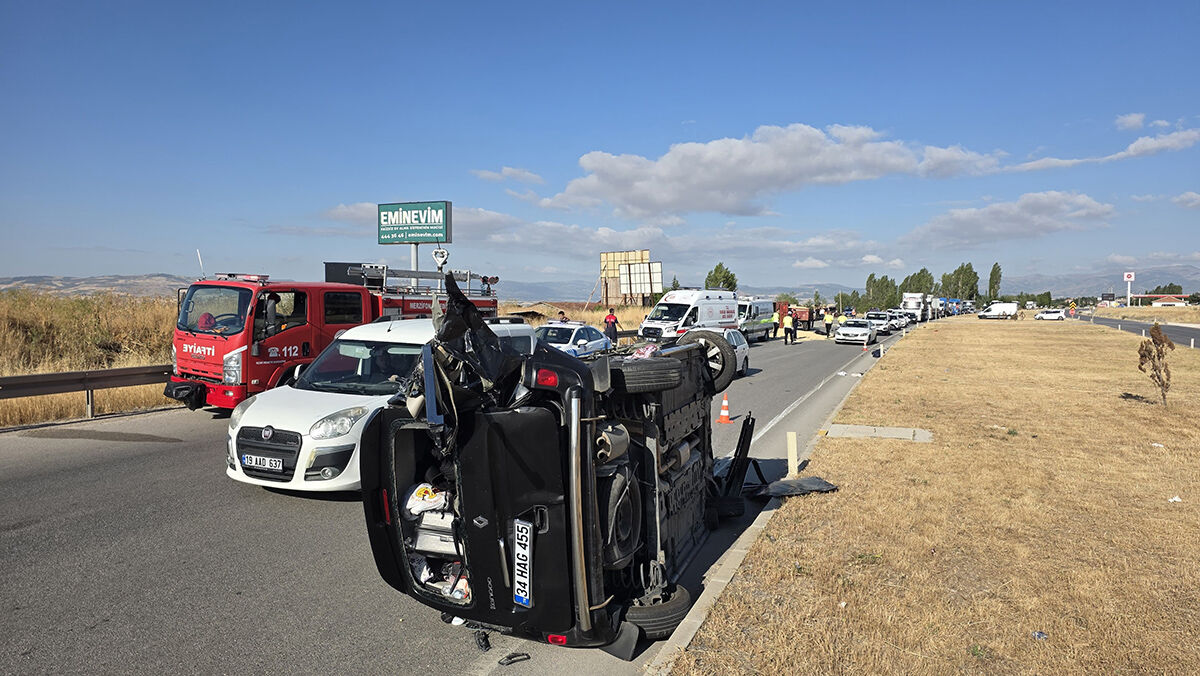 Amasya'da feci kaza! Arpa yüklü traktör ticari araçla çarpıştı, ölü ve yaralılar var - 1. Resim
