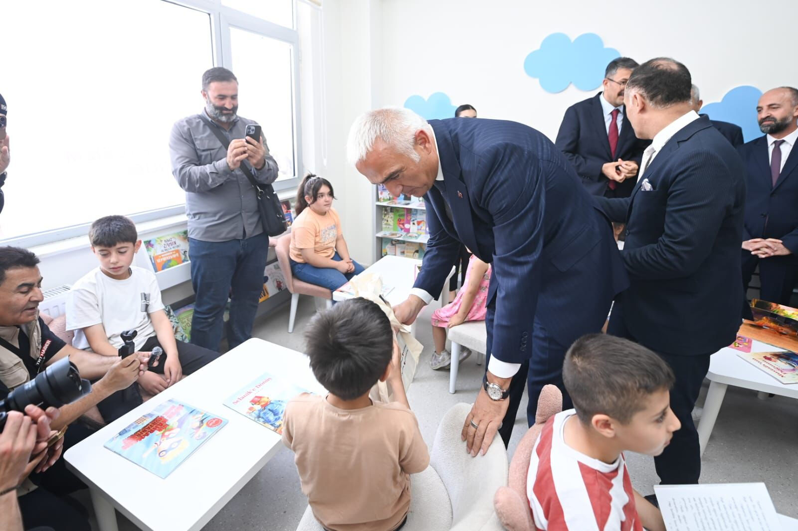 Bakan Ersoy, 'Terörsüz Türkiye'de Hakkari'ye çıkarma yaptı - 2. Resim